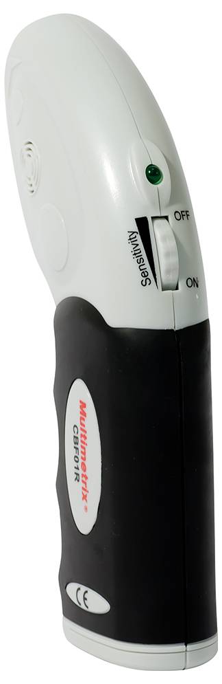 Een mobiele metaaldetector met een zwarte handgreep en een wit bovenste behuizing. Aan de zijkant bevindt zich een schakelaar voor gevoeligheid en een groen lampje.