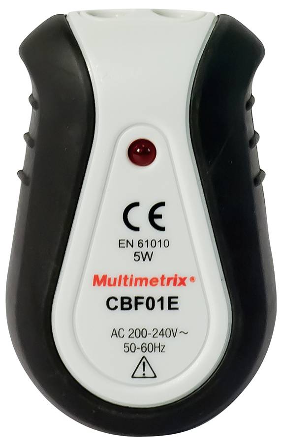 Een zwart en wit elektrisch apparaat, geïdentificeerd als Multimetrix CBF01E, 5W, controleert stopcontacten met spanningen van 200-240V.