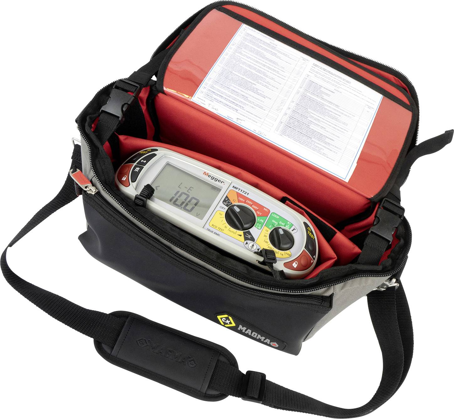 Een geopende zwarte tas toont een elektrisch testapparaat met een digitale weergave, omringd door rode vakken voor accessoires.