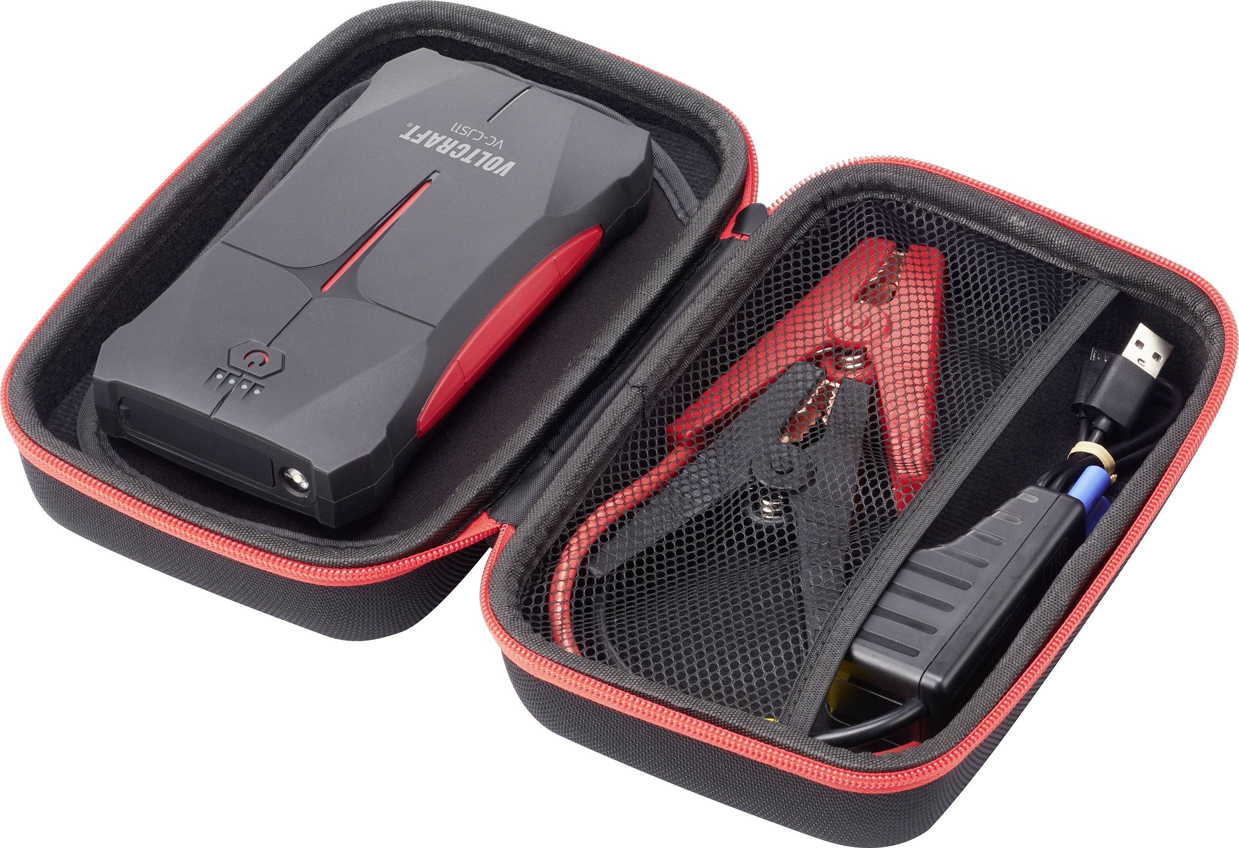 Een draagbaar auto-accustartapparaat in een open tas. Naast het apparaat bevinden zich accuklemmen en een oplaadkabel.