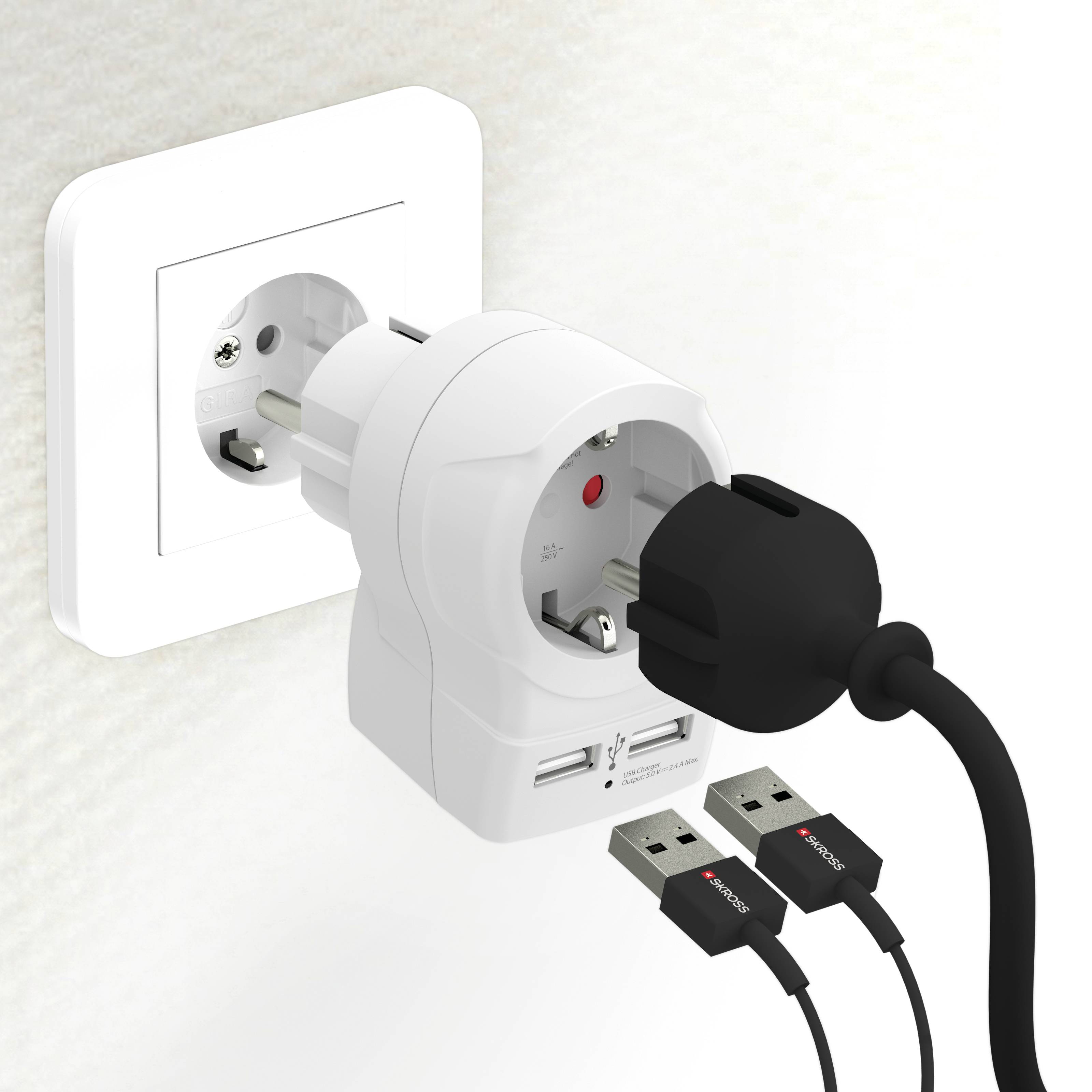 Dubbele contactdoos met USB-poorten in een wandcontactdoos, met een zwart stroomsnoer en twee USB-kabels aangesloten. Praktisch meervoudig gebruik.