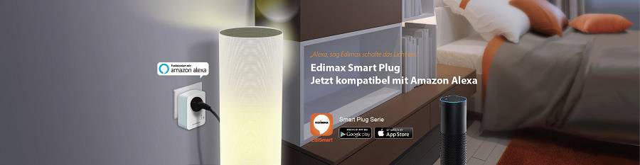 Edimax slimme stekker in stopcontact, verlichtende lamp ernaast. Tekst: 'Nu compatibel met Amazon Alexa'. Slaapkamer op de achtergrond.