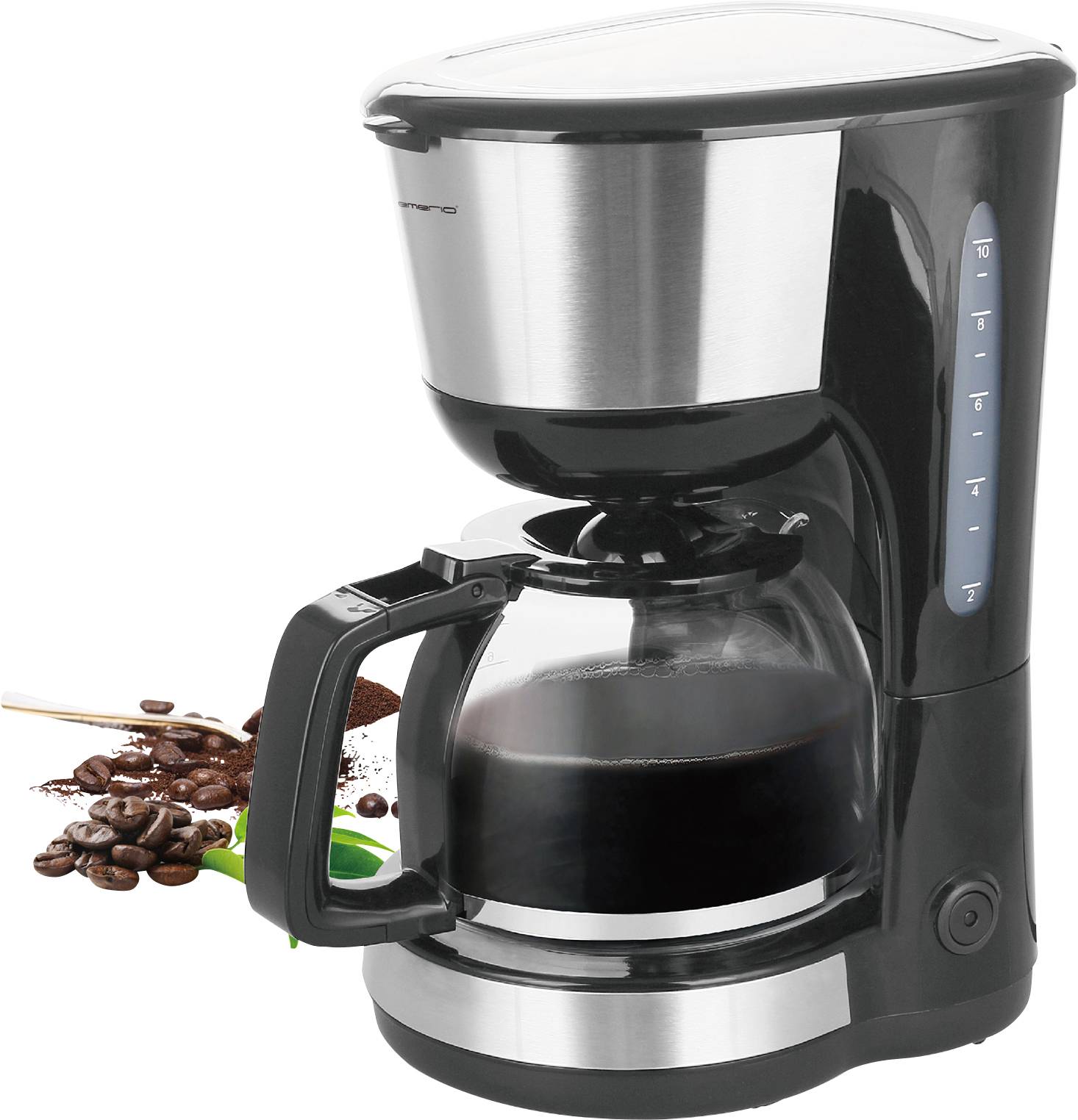 Een zwarte filterkoffiemachine met glazen kan, gevuld met vers gezette koffie; ernaast enkele koffiebonen.
