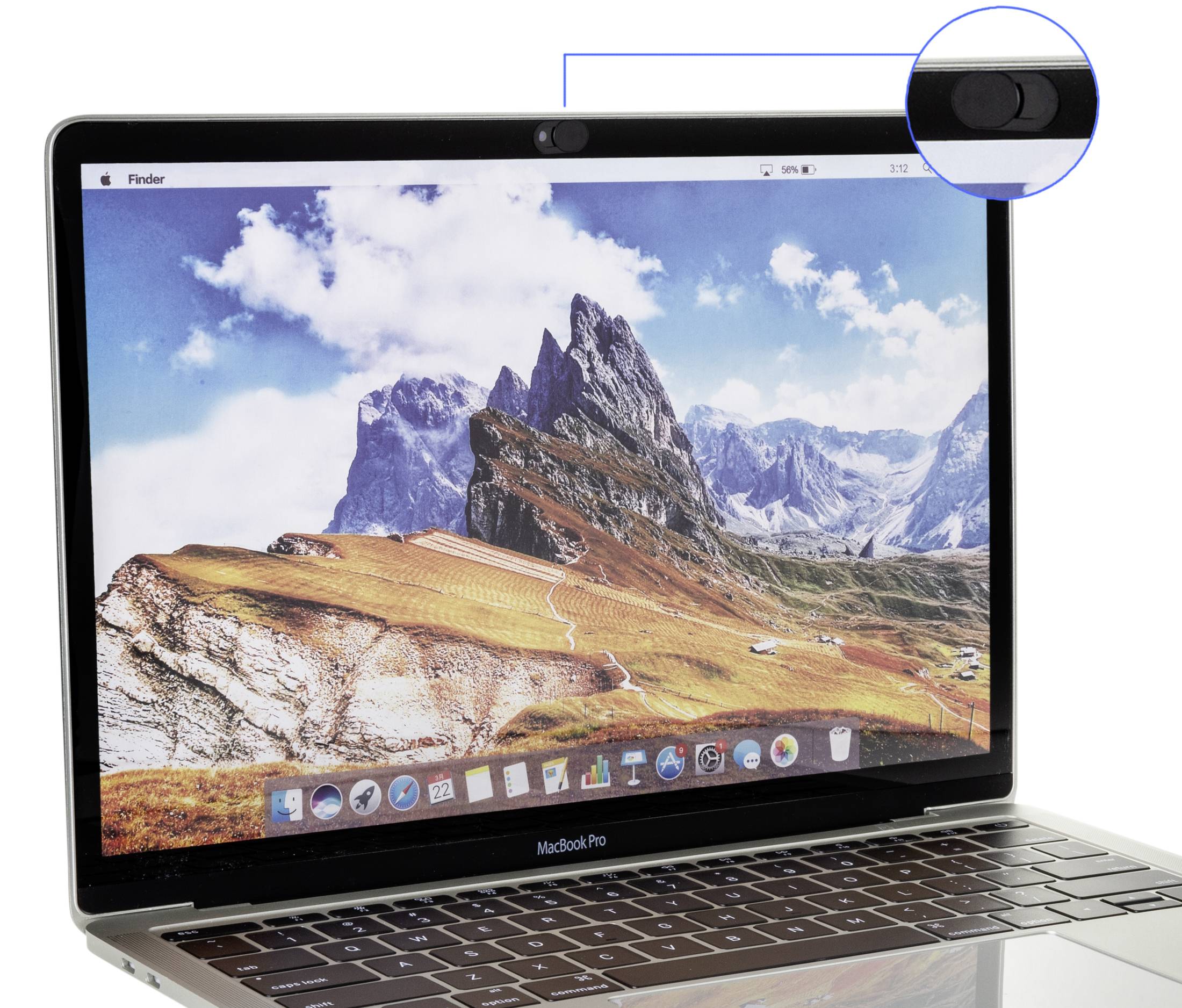 Een laptop met een achtergrondafbeelding van bergen. Een kleine afdekking is aangebracht over de webcam en apart vergroot weergegeven.