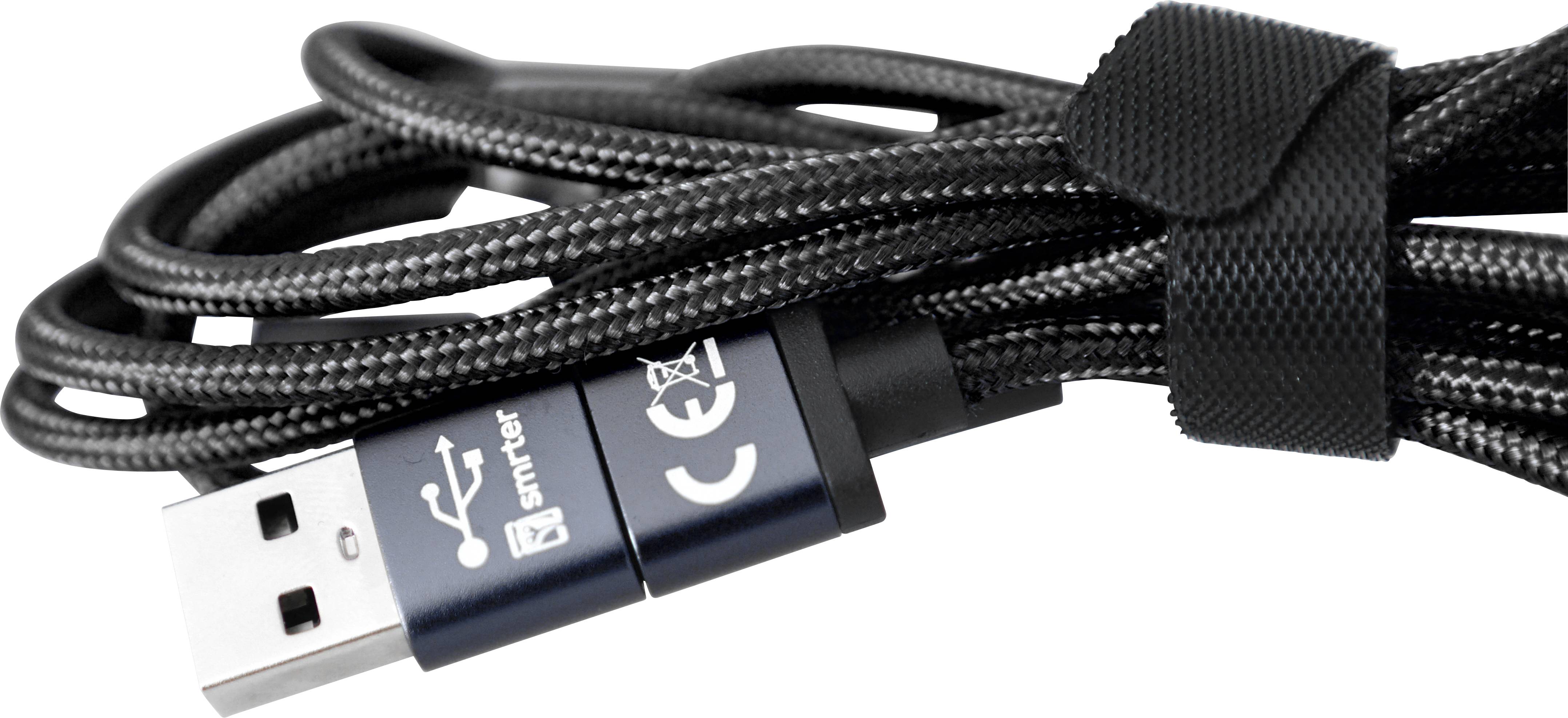 Een USB-kabel met een zwarte stoffen bekleding en zichtbare aansluitingen, bijeengehouden met een klittenbandsluiting.