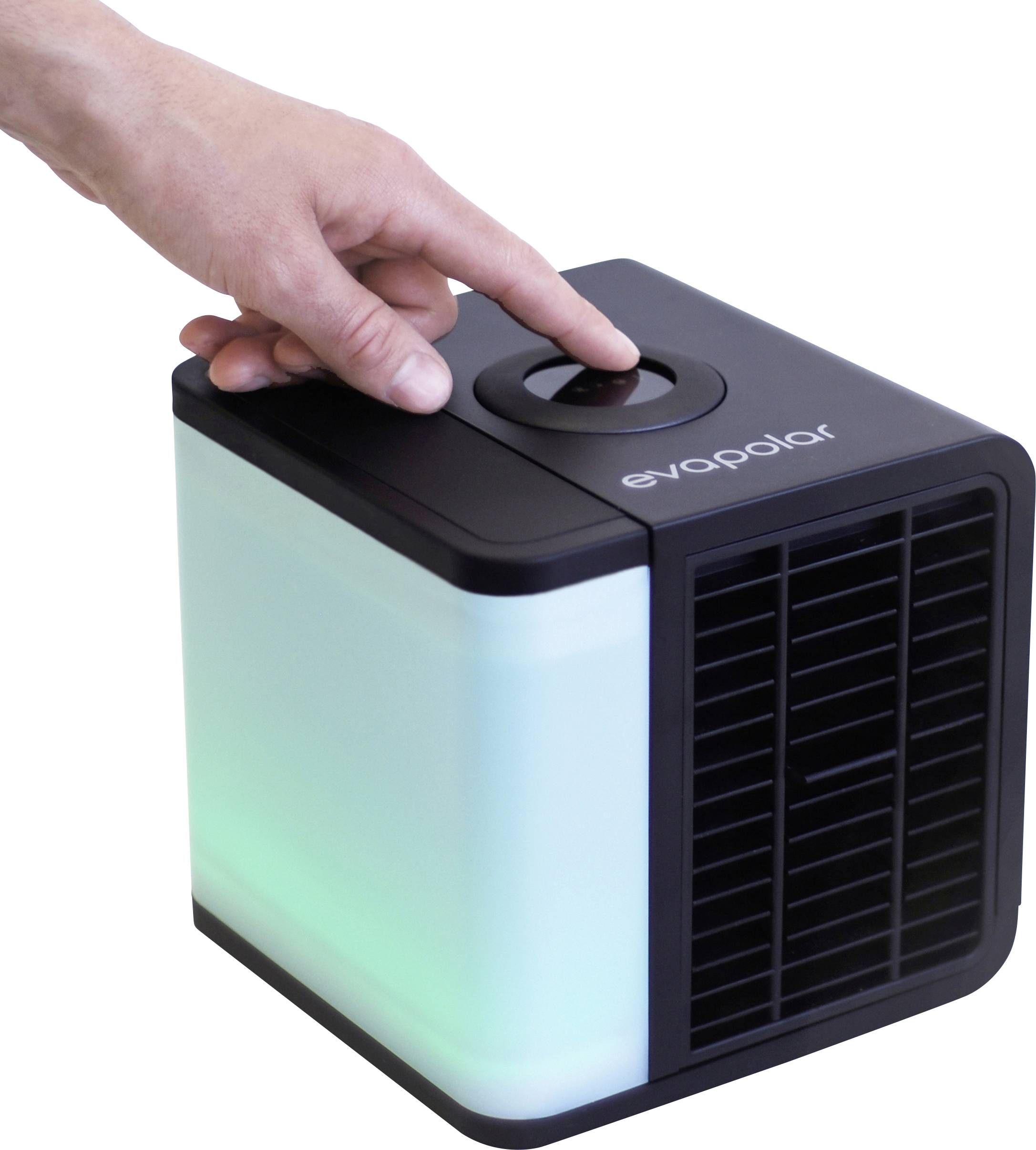 Compacte, draagbare aircooler met een watertank aan de zijkant. Één hand drukt op de aan-uitknop bovenop het apparaat.