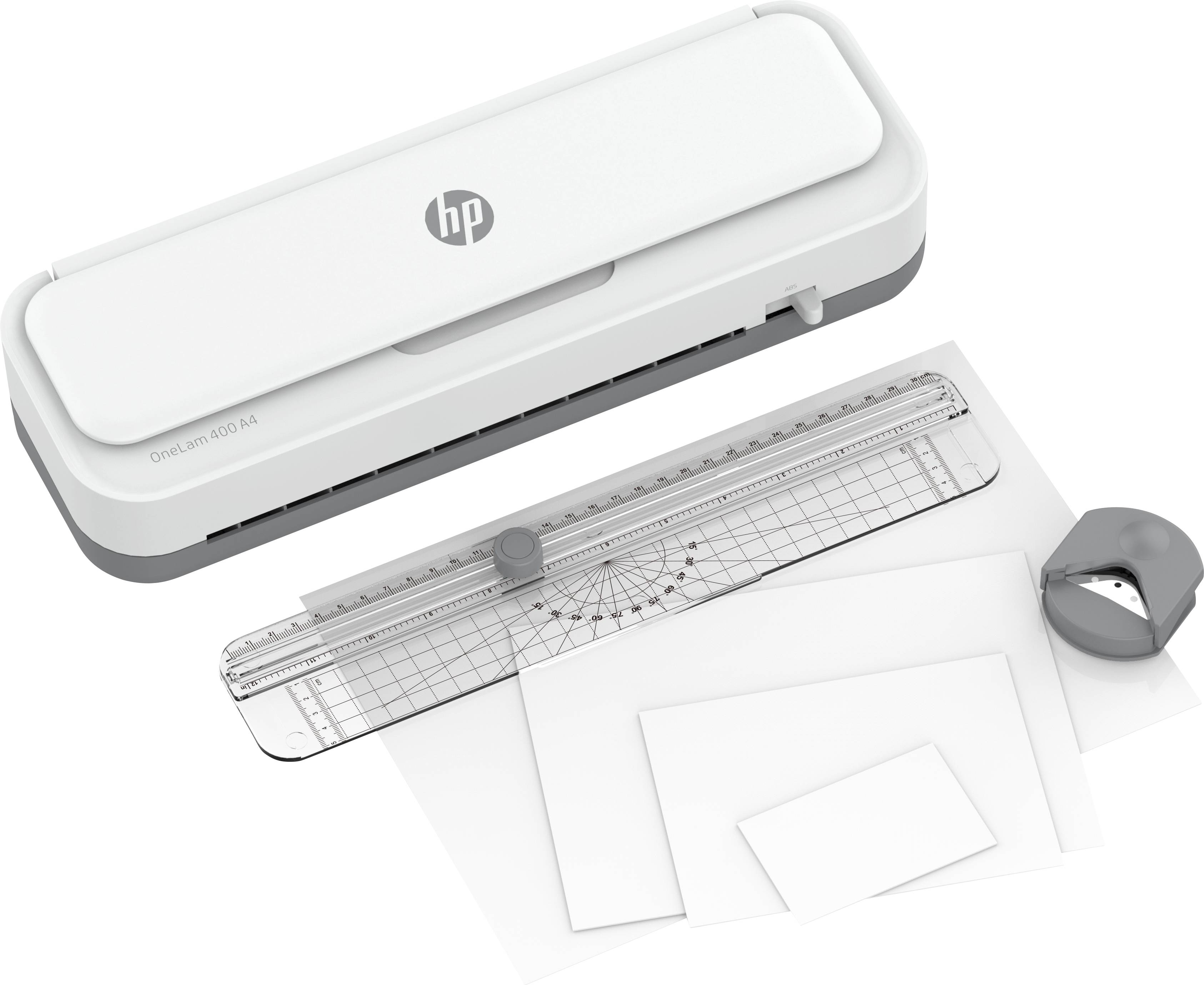 Een witte HP-printer op een tafel, naast een lineaal, papier en een potloodslijper.