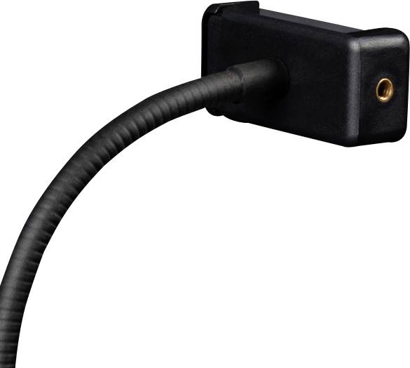 Een zwarte kabel met een beschermende mantel eindigt in een rechthoekige, hoekige aansluiting met een gouden opening.