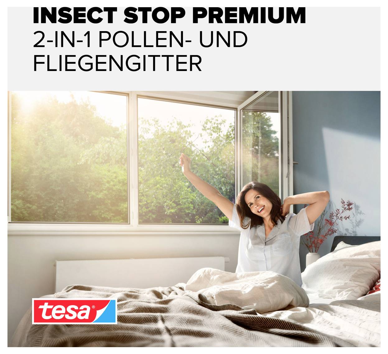 Afbeelding voor advertentie voor 'INSECT STOP PREMIUM': Vrouw zit glimlachend in bed voor open raam, promoot 2-in-1 pollen- en vliegengaas.