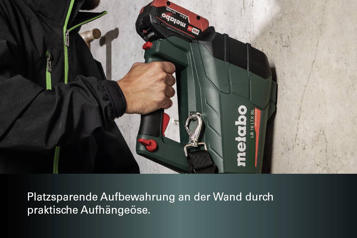 Een persoon bevestigt een groen gereedschap met het opschrift 'Metabo' aan een muur. Tekst: 'Ruimtebesparende opberging aan de muur dankzij handige ophangoog.'