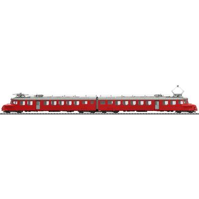 Een rode trein met twee wagons op een spoor. De trein heeft een zilveren dak en klassieke treinkenmerken.