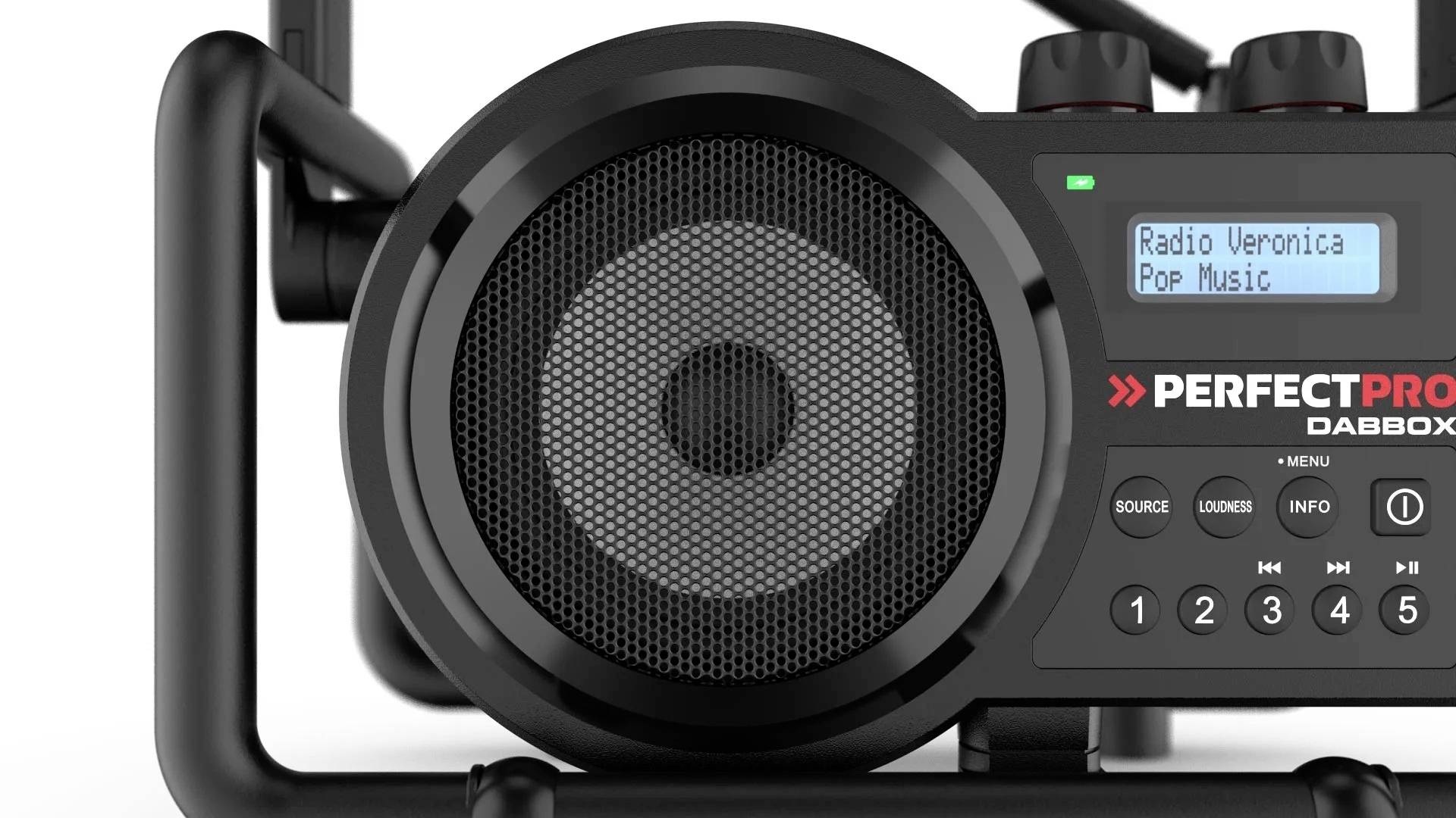 Zwart draagbaar radio met display waarop 'Radio Veronica' en 'Pop Music' wordt weergegeven. Gefocust op luidsprekers en bedieningselementen.