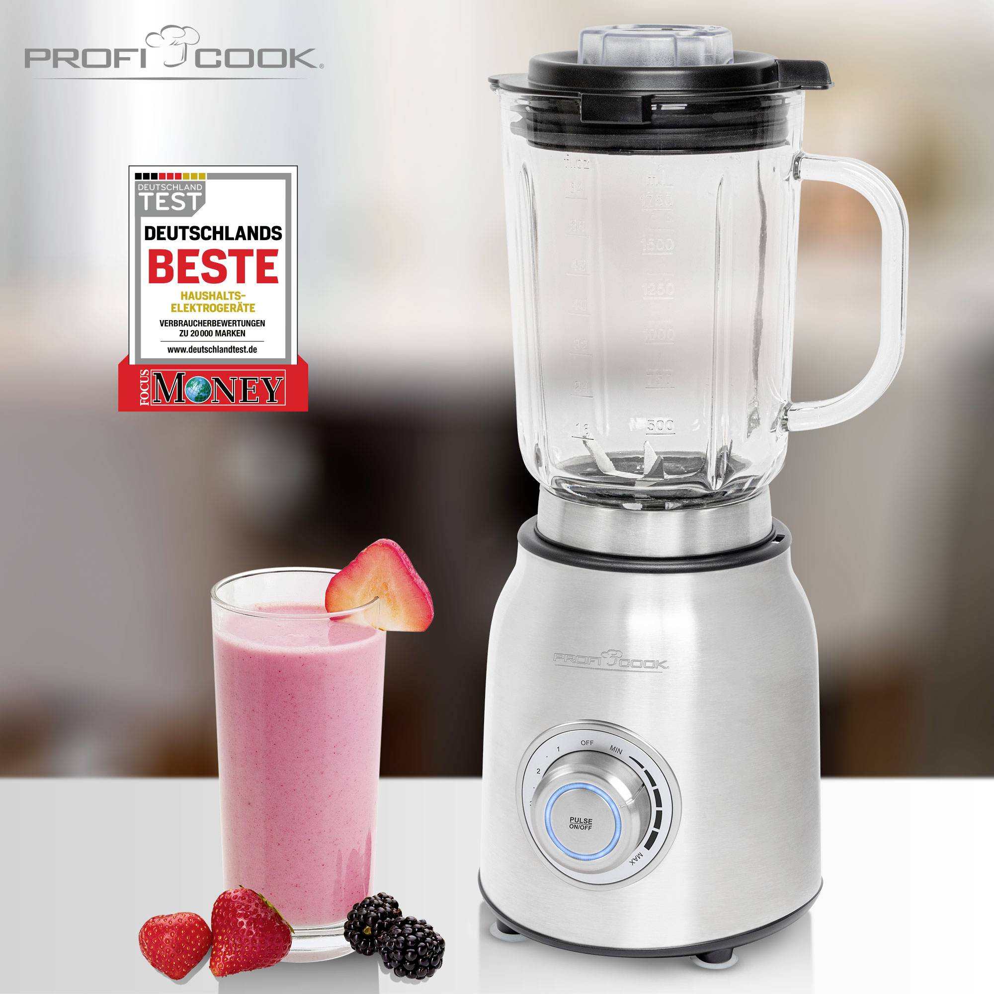 Een zilveren staande blender met glazen kan, naast een aardbeien smoothie in een glas. Testresultaat 'Duitslands Beste' op de achtergrond.