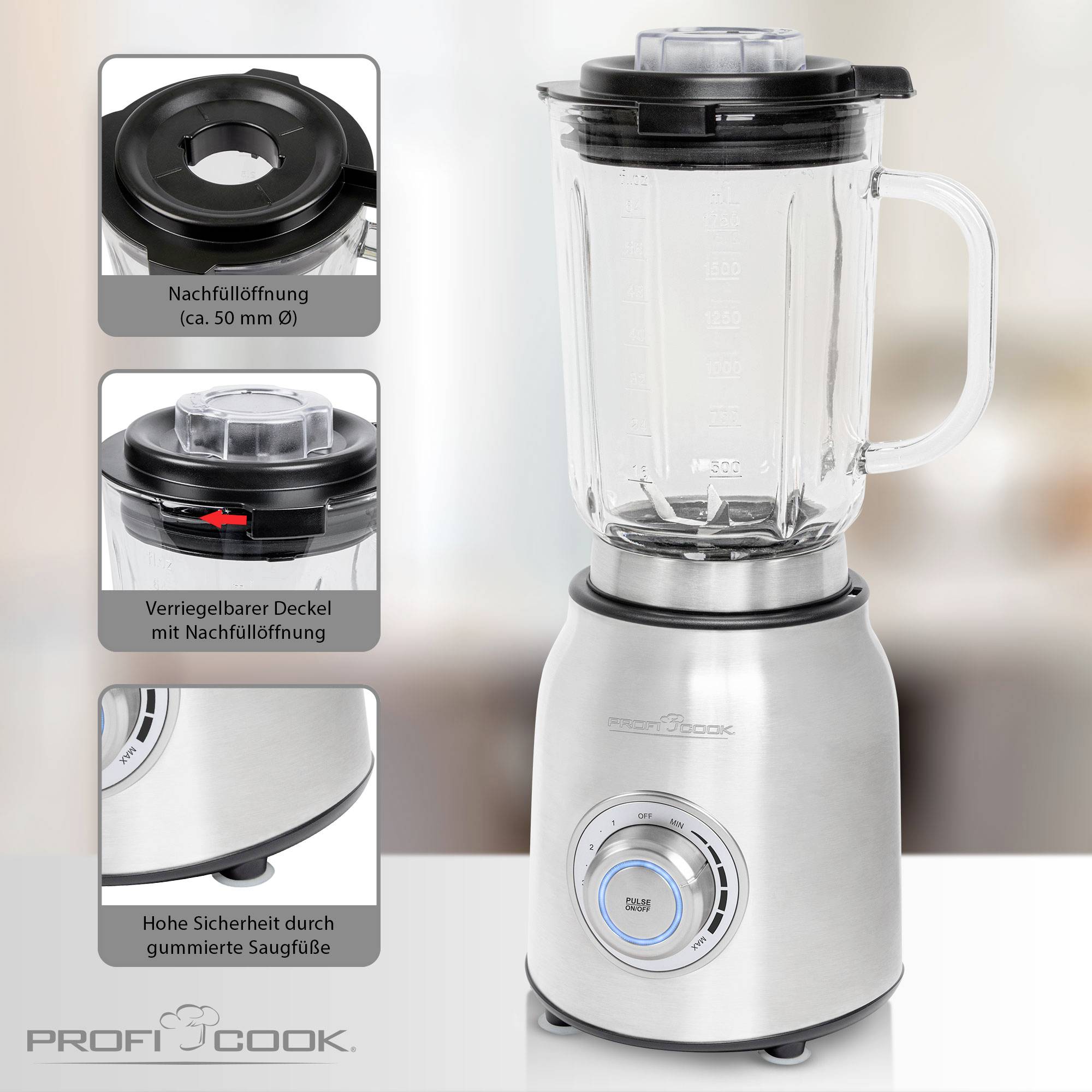 Een zilveren staande blender met glazen kan. Hij heeft een vergrendelbaar deksel met een vulopening en een rubberen zuigvoet voor stabiliteit.