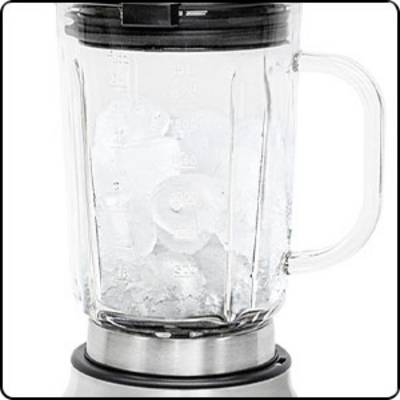 Een glazen container van een blender met ijsblokjes erin, gemonteerd op een roestvrij stalen voet.