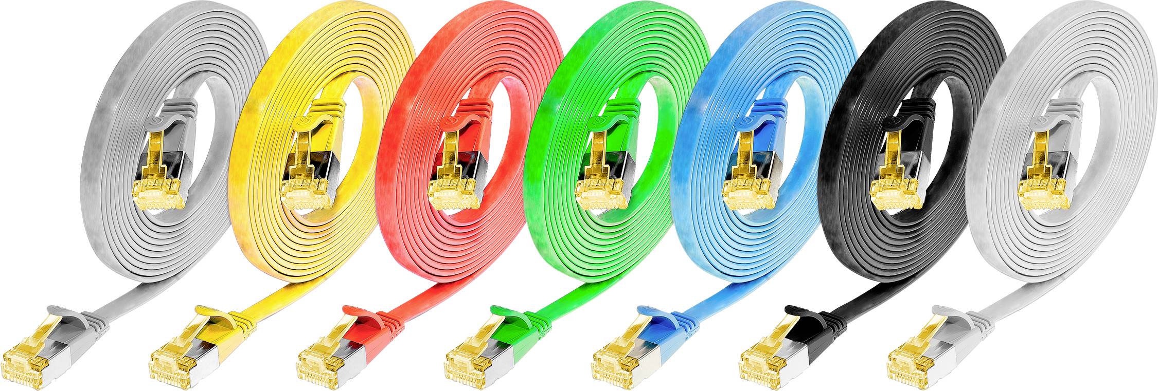 Platte Ethernetkabels in zeven kleuren: Grijs, Rood, Geel, Blauw, Groen, Zwart en Oranje, naast elkaar gerangschikt op een witte achtergrond.