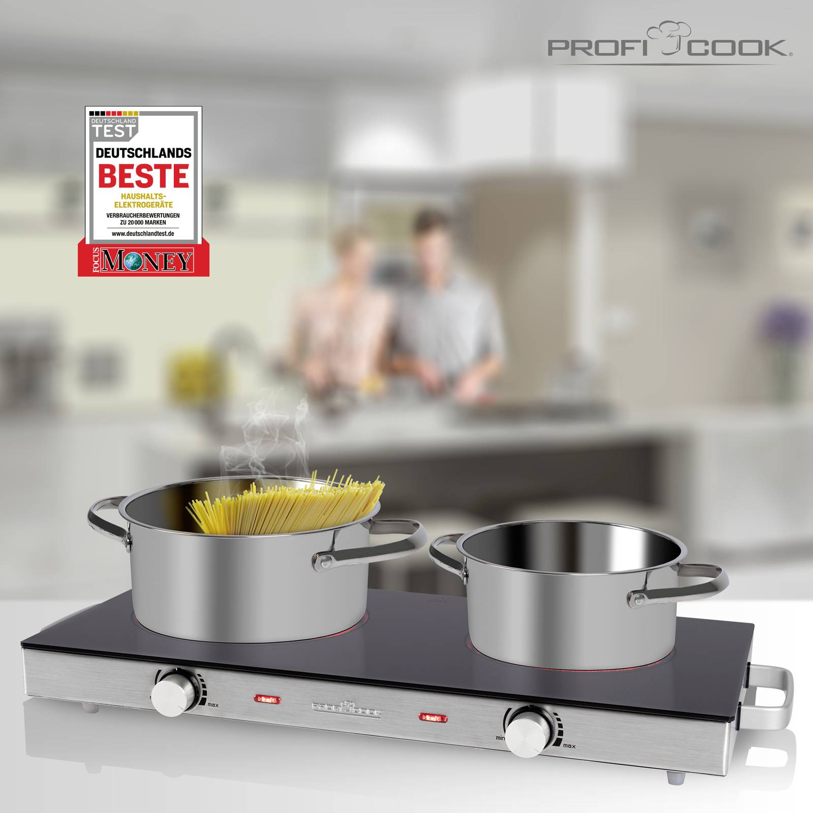 Elektrisch fornuis met twee pannen, één pan met kokende spaghetti, twee personen in een keuken op de onscherpe achtergrond.