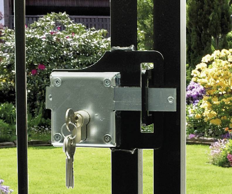 Een zilveren slot met twee sleutels steekt in een metalen poort. Op de achtergrond zijn bloeiende tuinen te zien.