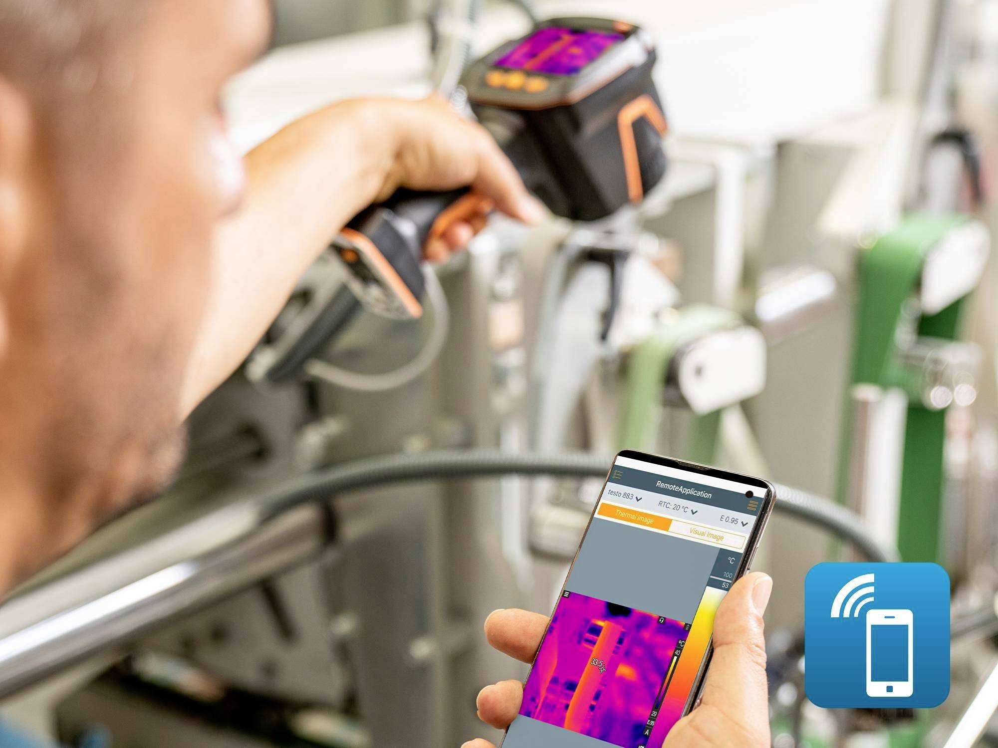 Een persoon gebruikt een thermografieapparaat en controleert de gegevens op een smartphonescherm. Een symbool links toont draadloze overdracht.