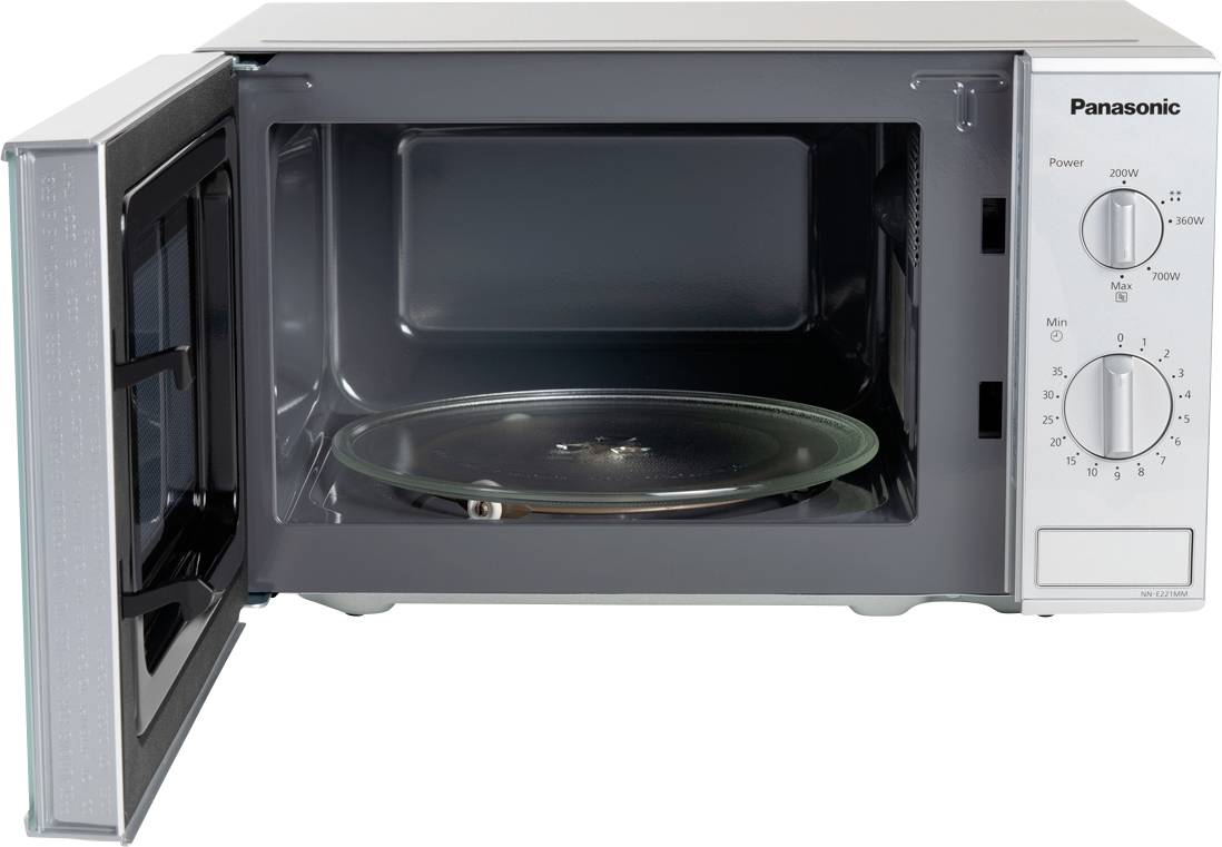 Een magnetron met een openstaande deur. Binnenin een draaiplateau. Rechts een bedieningspaneel met draaiknoppen voor vermogen en tijd.