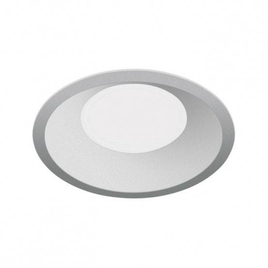 Ronde, zilveren plafondlamp met een strak design, centrale lichtbron en een gladde rand, geschikt voor moderne interieurs.