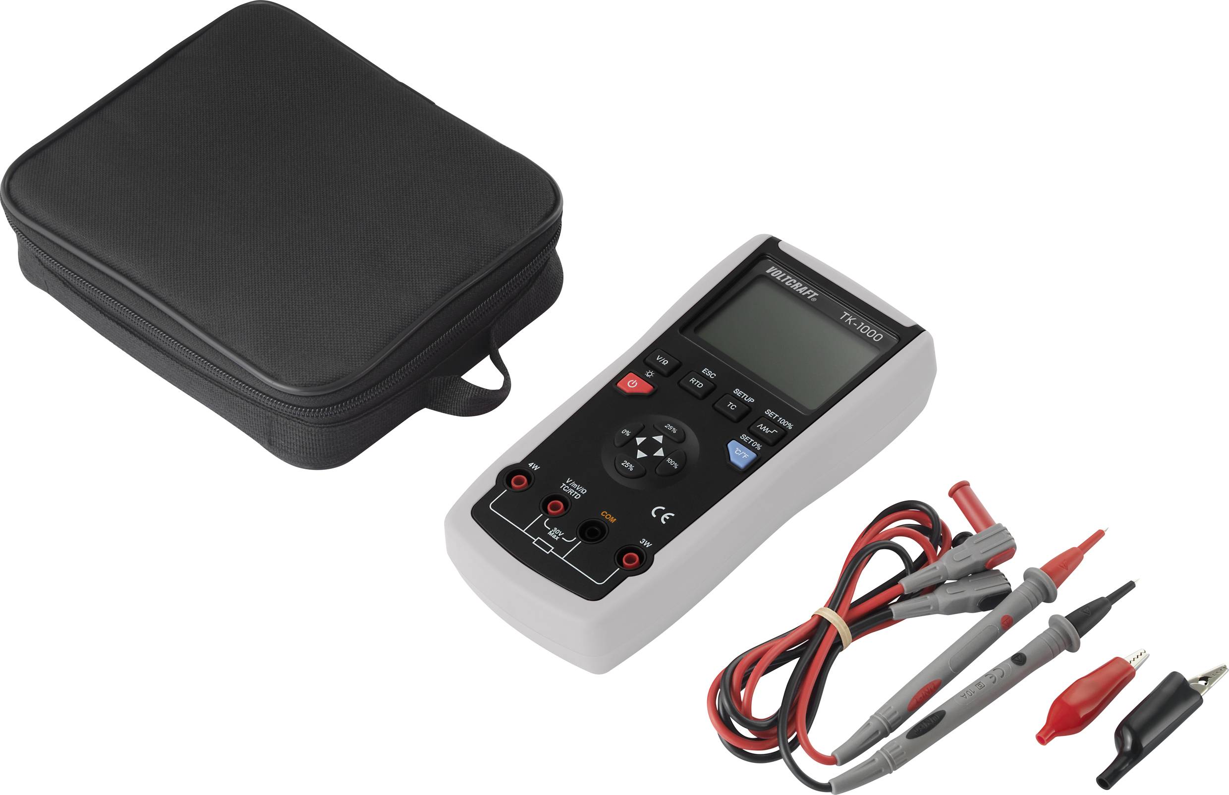 Een digitale multimeter met zwarte en rode meetleidingen ligt naast een zwarte draagtas.