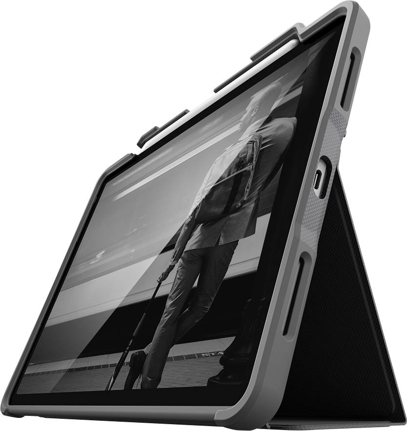 Een tablet in een beschermhoes staat rechtop en toont een zwart-wit foto van een persoon met een koffer voor een trein.