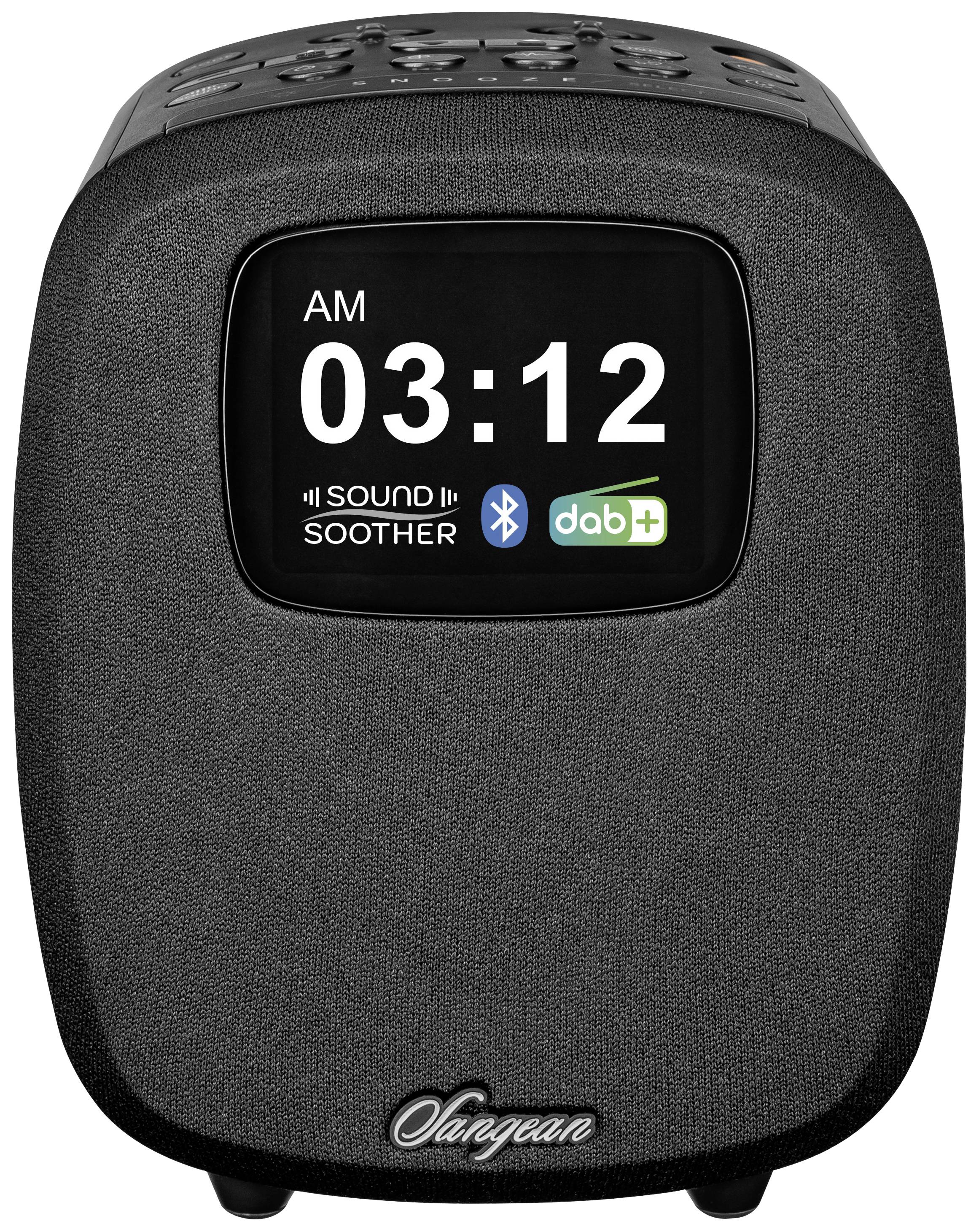 Klok met display toont '03:12 AM', Bluetooth- en DAB+-symbolen zichtbaar.