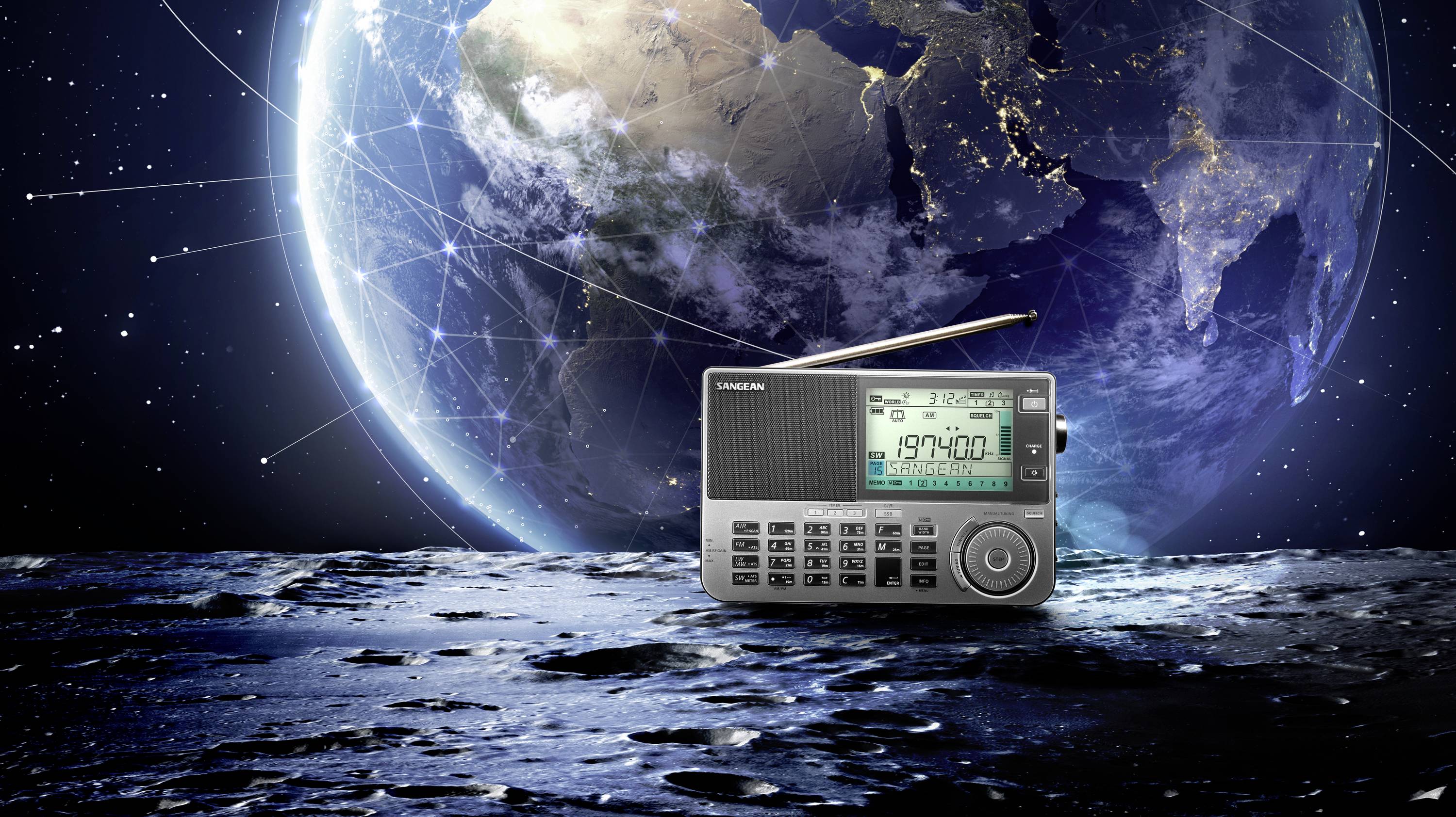 Een radio staat op een maanlandschap voor een stralend beeld van de aarde in de ruimte. Het scherm toont '19' en andere getallen.