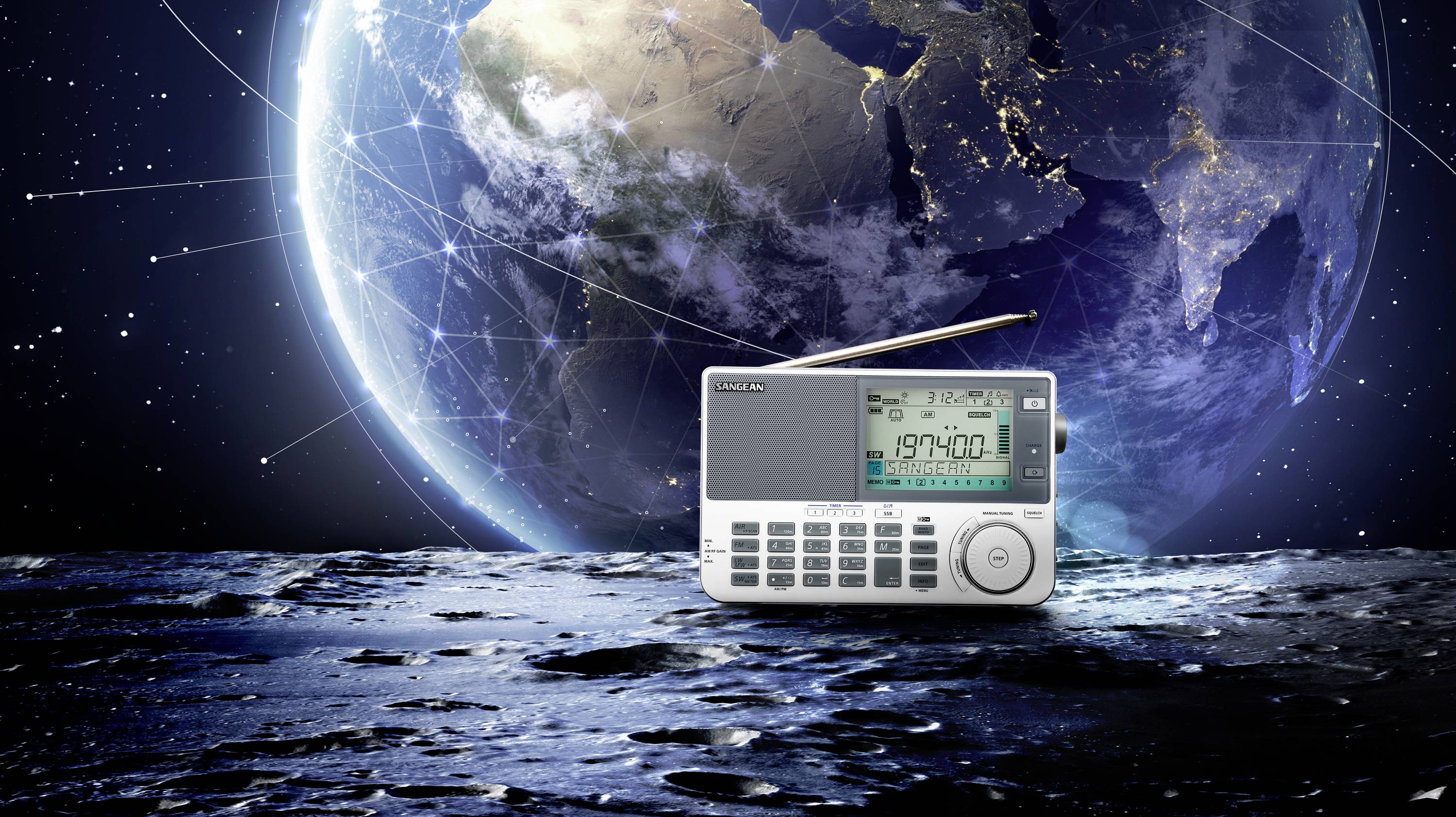 Een draagbare radio staat op een maanoppervlak. Op de achtergrond is de aarde in de verte zichtbaar, gedeeltelijk omgeven door sterren.