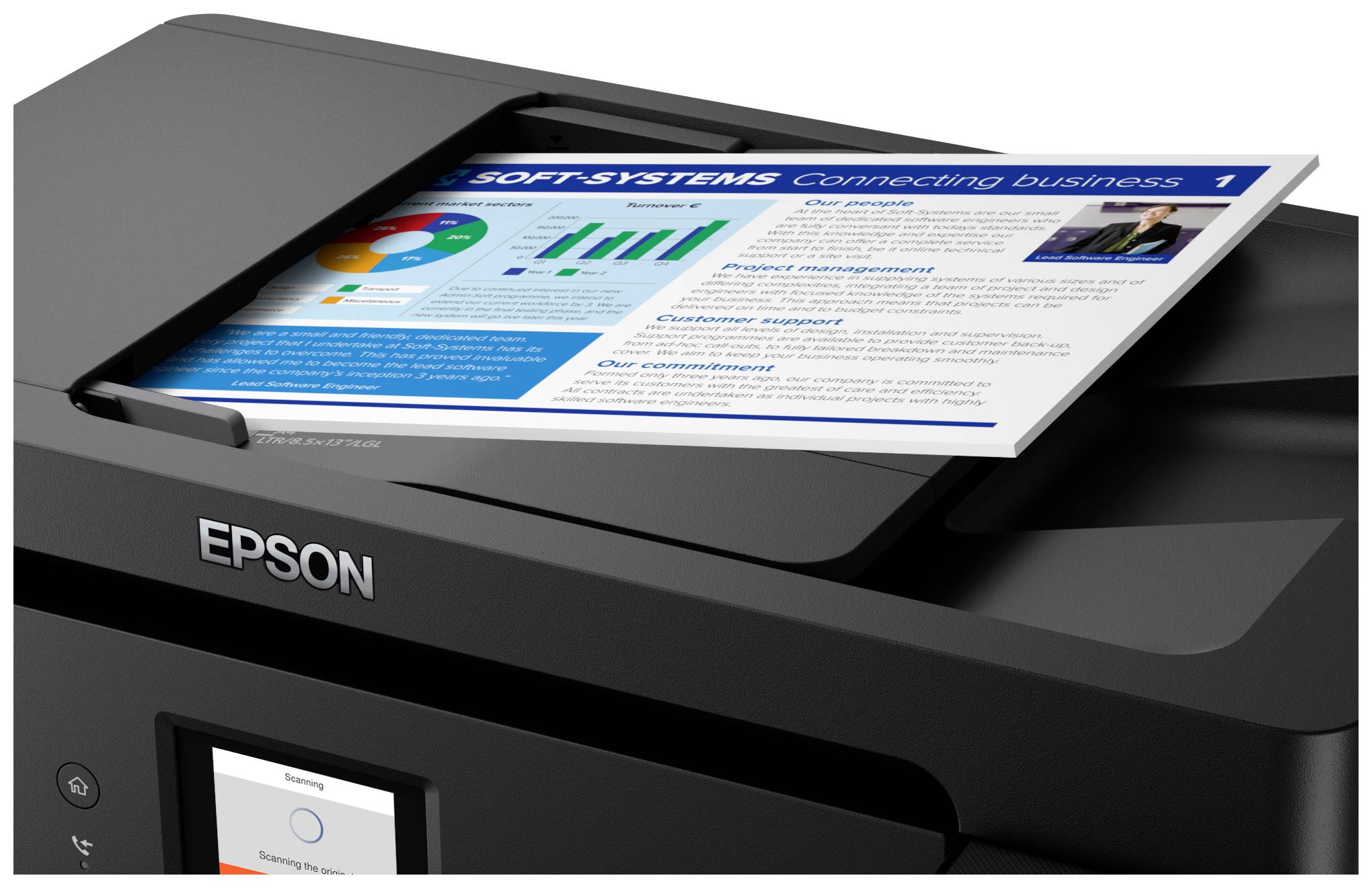 'Printer met document in uitvoerlade. Document toont diagrammen en tekst over bedrijfscommunicatie.'