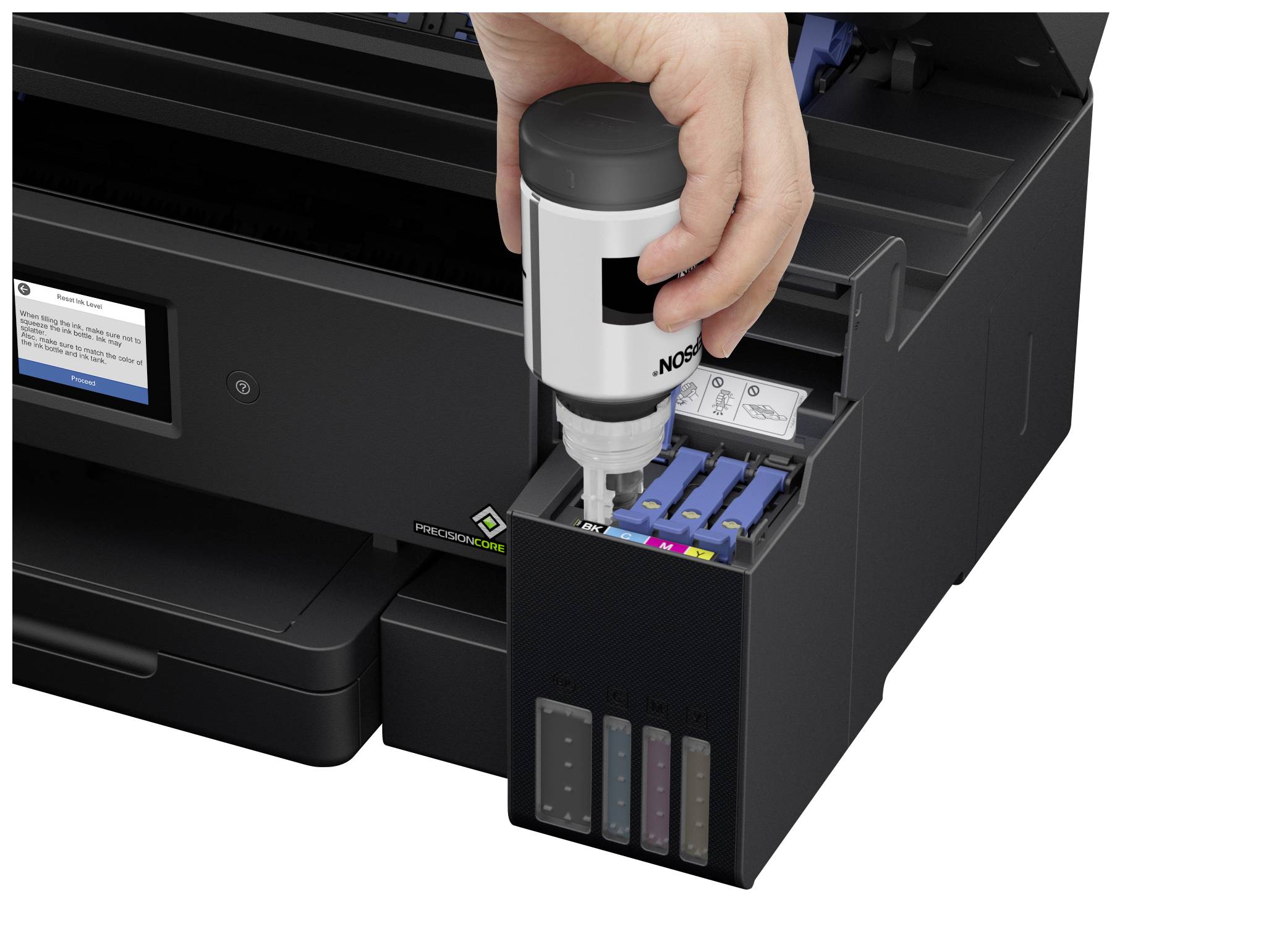 Een hand vult inkt bij in een inkjetprinter. Flessen met verschillende kleuren zijn zichtbaar.