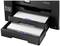 Een printer met twee open papierladen. De bovenste lade is bijna leeg, de onderste lade is gevuld met papier. Merk: Epson.