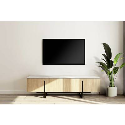 Flatscreen-tv aan een lichte muur boven een modern houten meubelstuk. Rechts staat een grote groene kamerplant.
