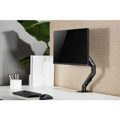 Een minimalistische bureau met een monitor bevestigd aan een verstelbare arm. Links liggen pennen en documenten.