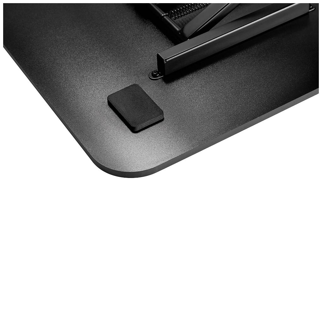 Zwart oppervlak in rechthoekige hoek met een donker, rechthoekig pad en een metalen frame, mogelijk onderdeel van een standaard.