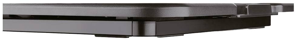 Zijaanzicht van een gesloten laptop. De laptop heeft een slanke, zwarte vormgeving en staat op een vlak oppervlak.
