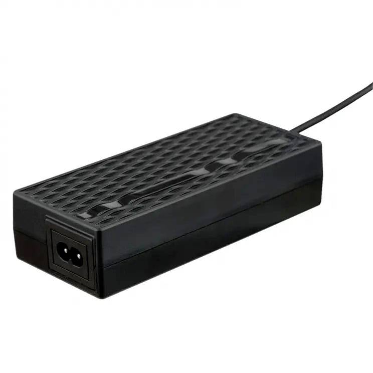 Zwart voedingsadapter met ventilatiesleuven en aansluitbus, geschikt voor elektronische apparaten, rechthoekige vorm met kabel.