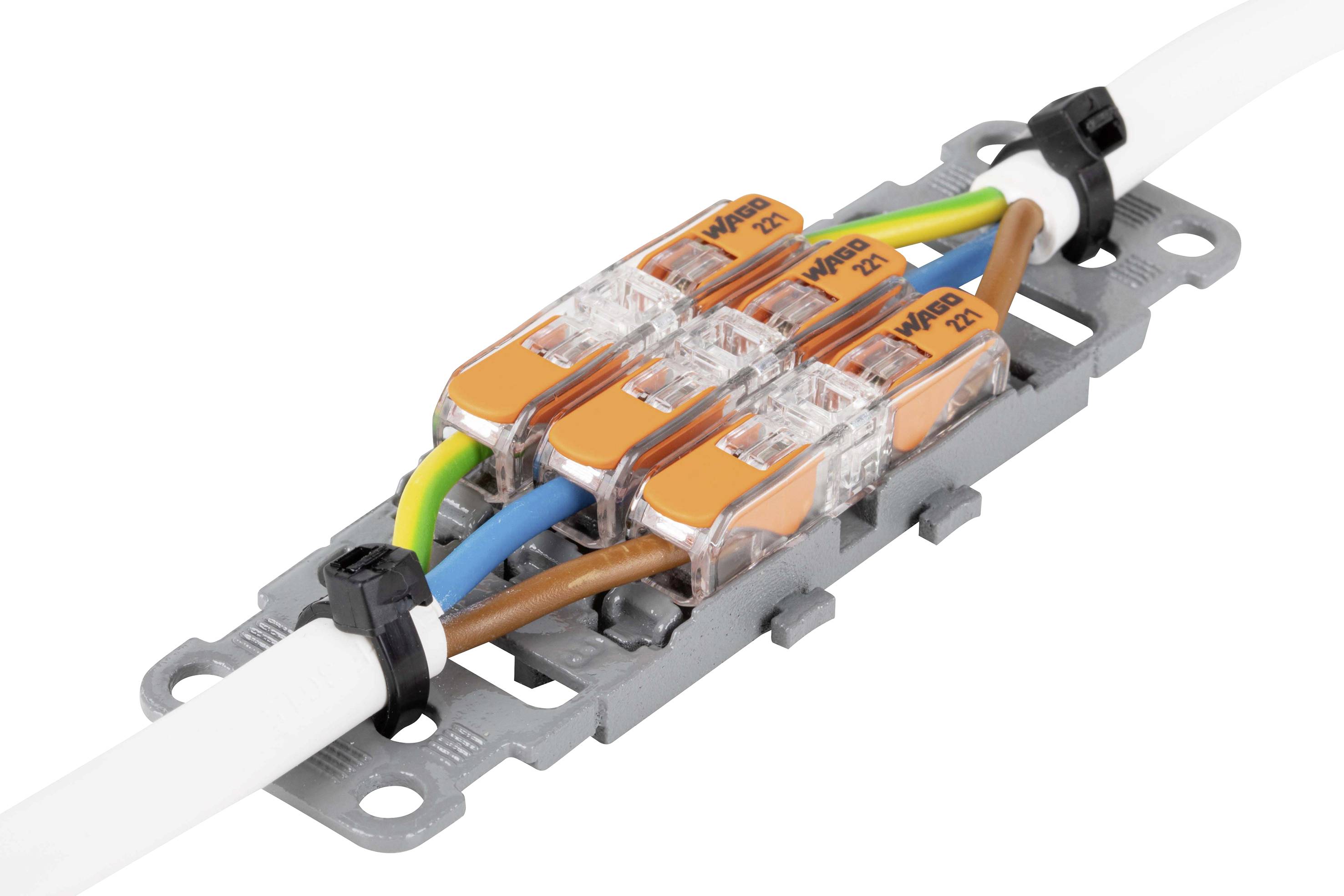 'Getoond wordt een elektrische verbinding met transparante klemmen die gekleurde kabels (groen-geel, blauw, bruin) met elkaar verbinden.'