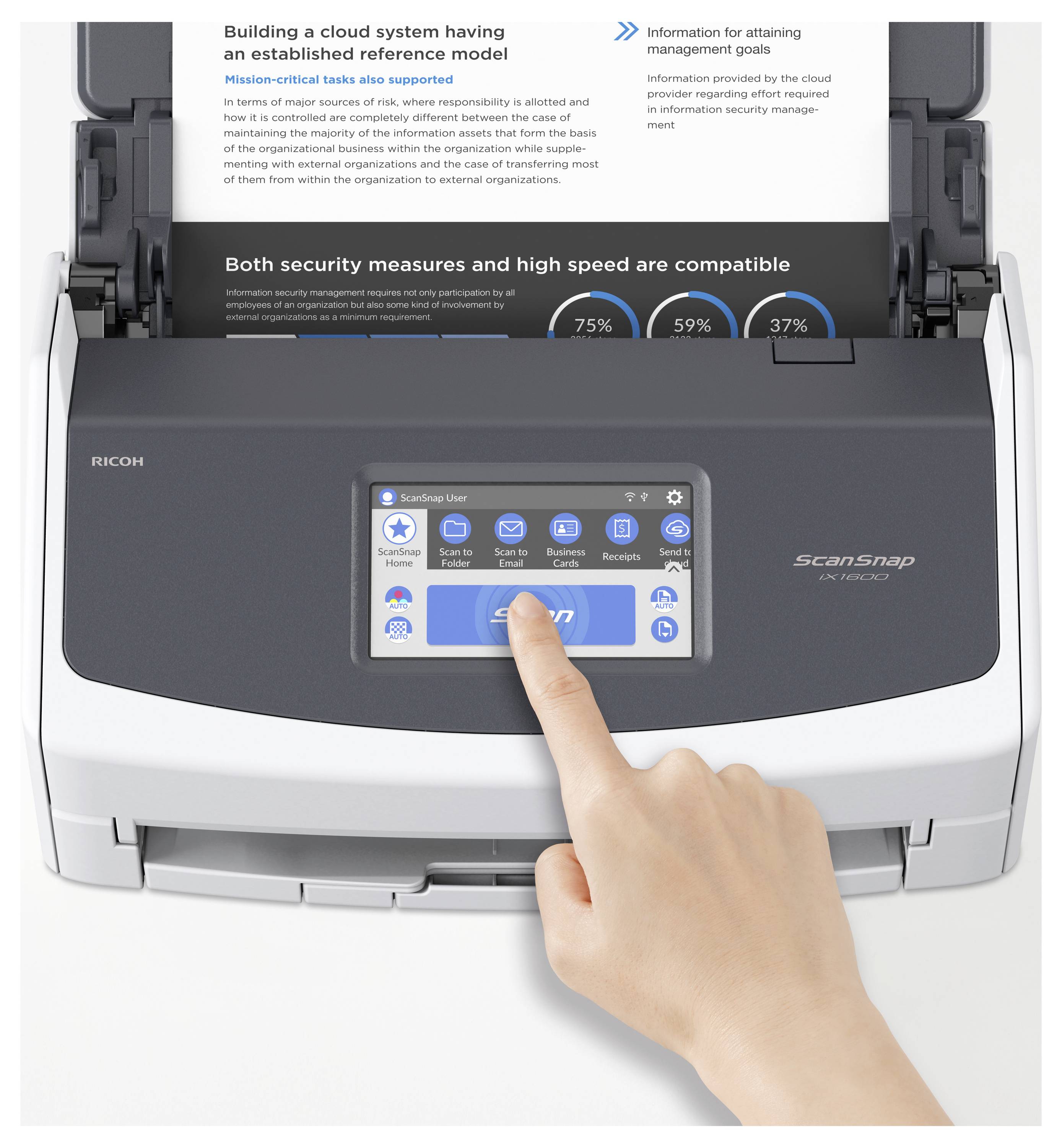 'Een vinger drukt op een knop van een ScanSnap-documentscanner met een scherm waarop scanopties worden weergegeven; een gedrukte pagina is gedeeltelijk zichtbaar.'