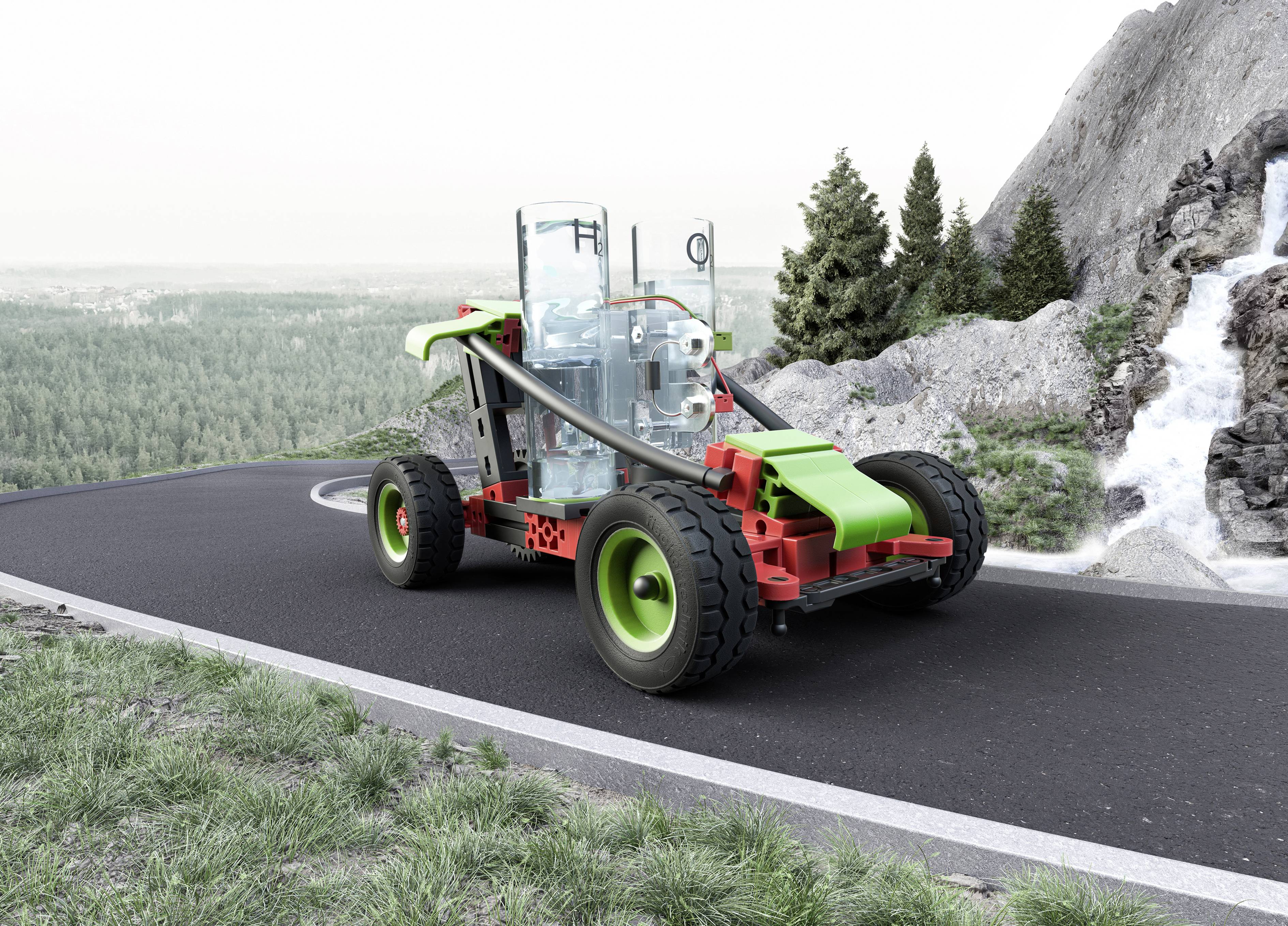 Een onvoltooid elektrisch voertuig met felgroene en rode accenten staat op een bergweg naast een waterval.