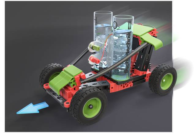 Speelgoedauto met groene wielen, aangedreven door twee transparante cilinders met water, toont een blauwe pijlrichting naar voren.