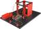 Een rood-zwarte modelconstructie op een geperforeerd bord, met bedrading en elektronische componenten, toont een technische projectopstelling.