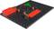 Experimenteerplaat met batterijvak aan de linkerkant, verbonden met LED-module en schakelaar in het midden. Draadverbinding in groen en rood.