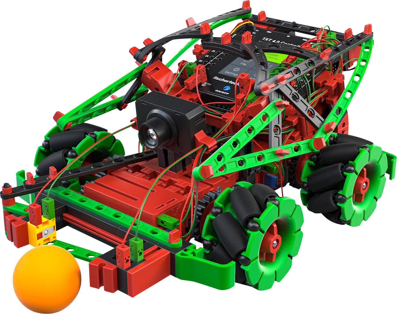 Speelgoedrobot gemaakt van gekleurde bouwstenen. Hij is rood, groen en zwart, met een camera aan de voorkant. Een oranje bal ligt ervoor.