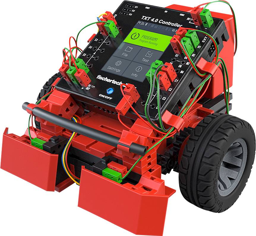 Een rode, nieuwe LEGO-Technic-robot met grote wielen en een zwarte controller. Hij heeft meerdere aansluitingen en kleurrijke kabels.