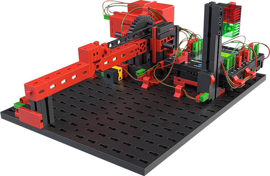 Leerbouwpakket-robot op een zwarte basis met rode en groene componenten; talrijke kabelverbindingen zichtbaar.