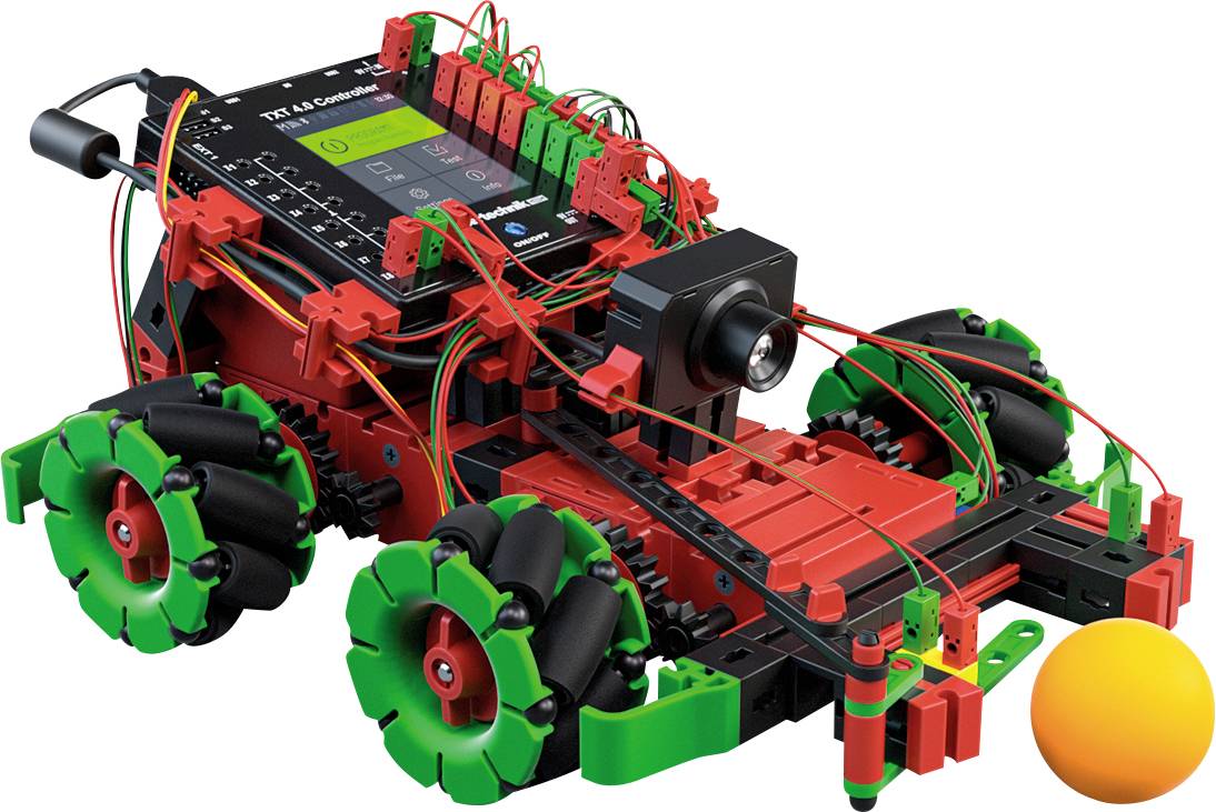 Een rood-zwarte robot met groene wielen en camera, uitgerust met sensoren. Ernaast ligt een oranje bal.