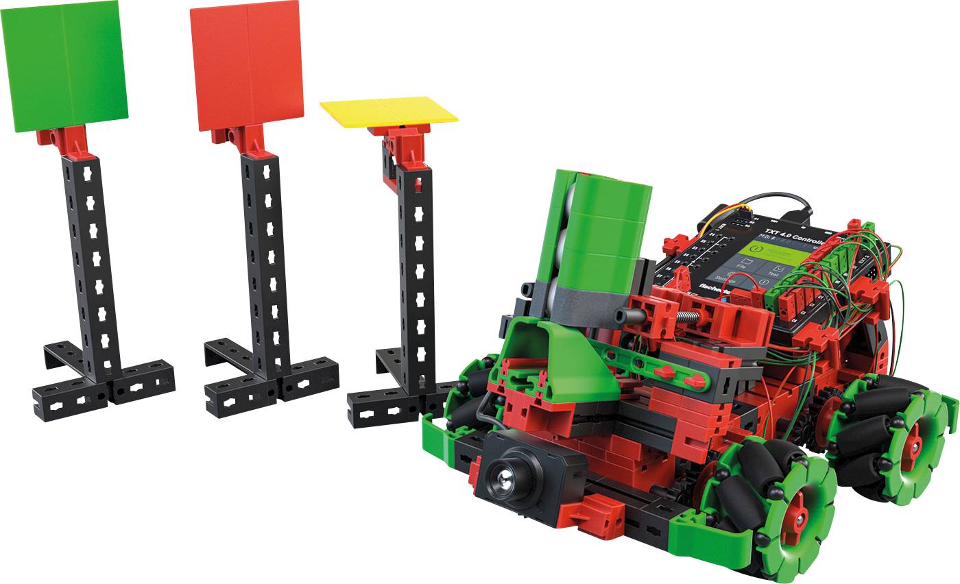 Een leerrobot uit een bouwpakket nadert drie verkeerslichten met rode, groene en gele borden, die worden gebruikt voor programmeertraining.