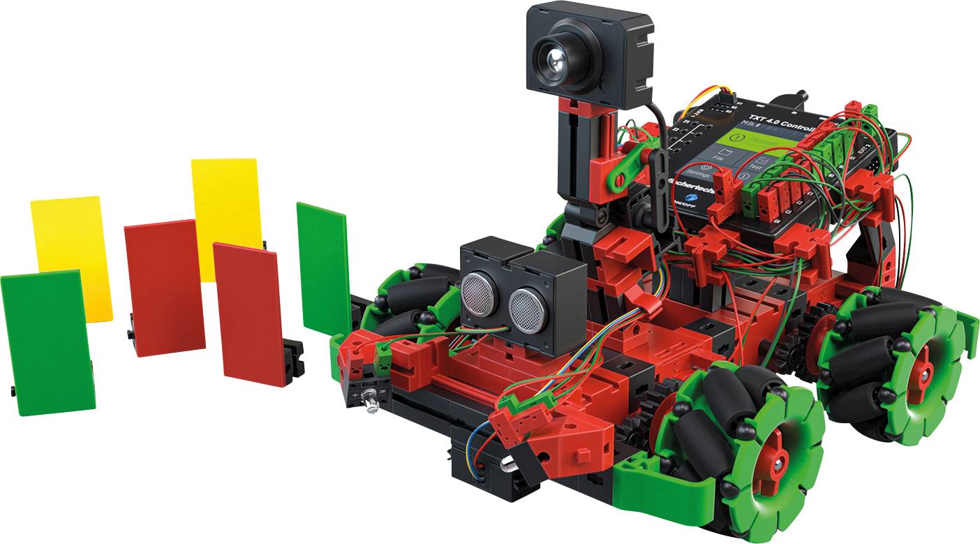 Een rood-zwarte robot met groene wielen en een camera aan de bovenkant staat voor drie gekleurde kaarten, rood, geel en groen.